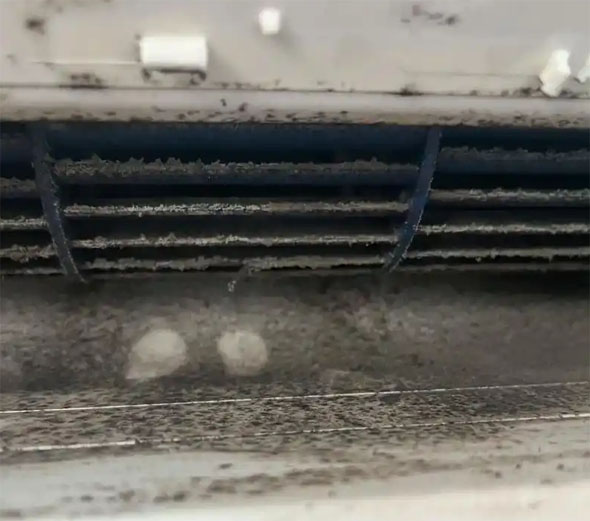 封开空调吹的风有股烧焦味是怎么回事